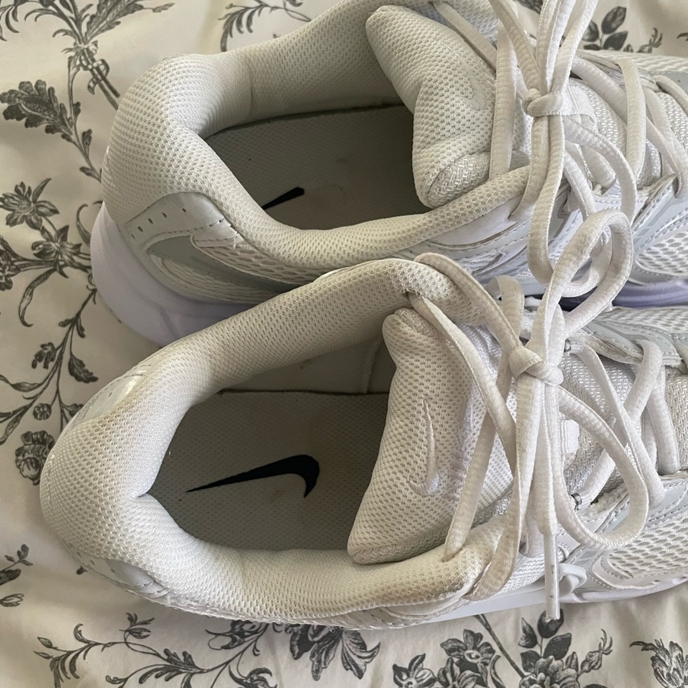Nike Women's V5 RNR SNEAKER - Picture 10 of 12